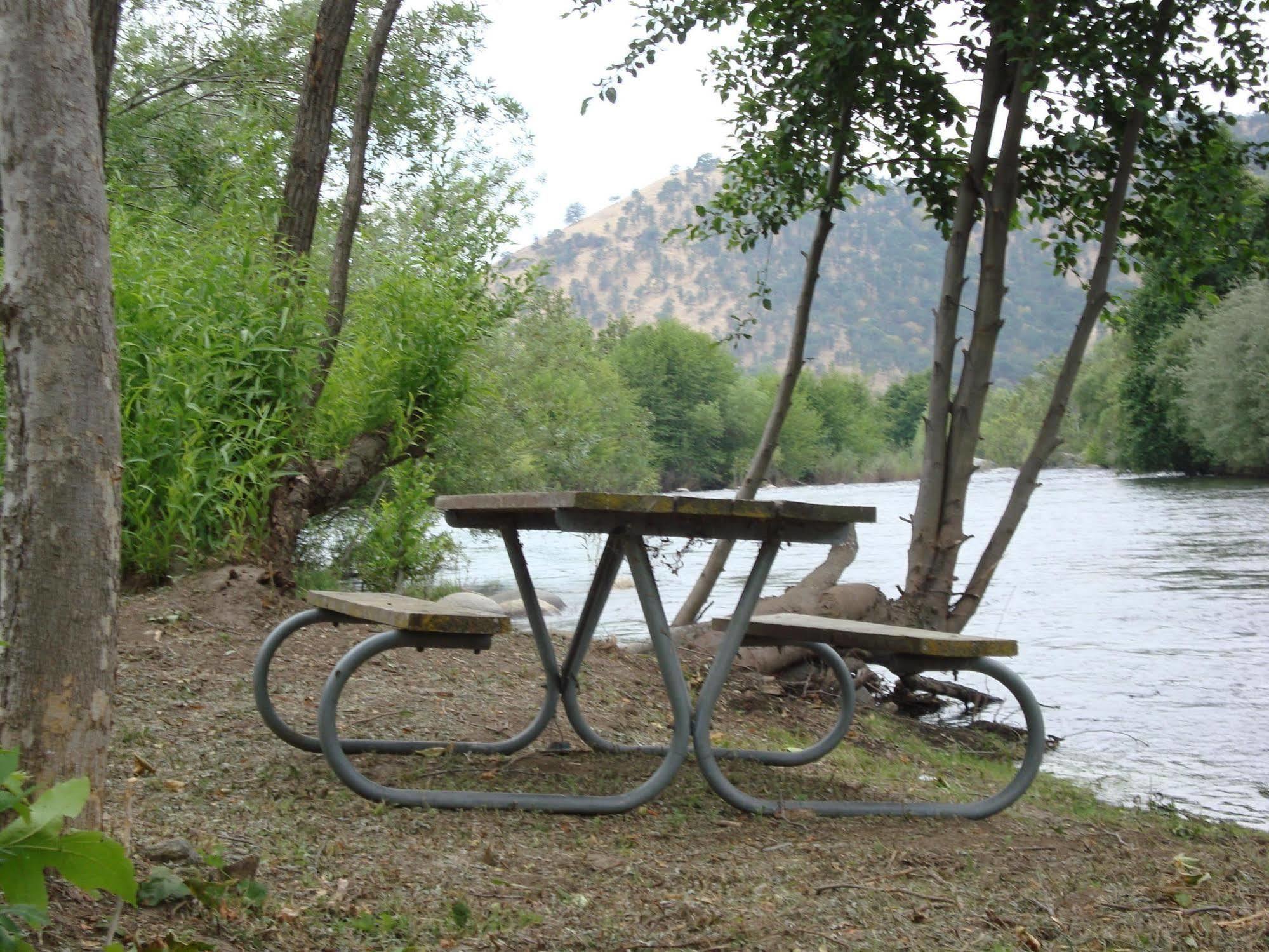 Sequoia Riverfront Cabins Three Rivers Exterior foto